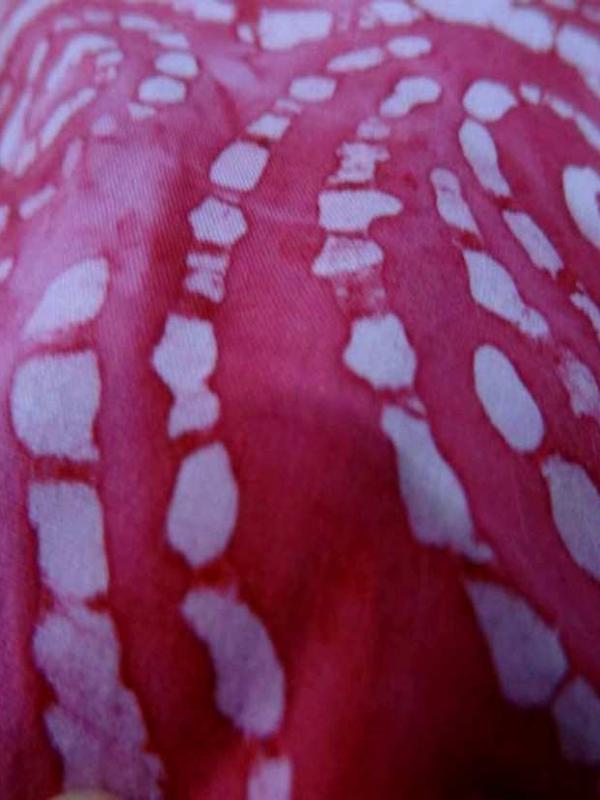 Batik motif en camaieu de rose motifs fossile