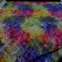 Batik motif fondu ton rouge jaune vert bleu en ligne