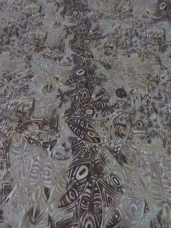 Batik motif masque africain ton beige marron