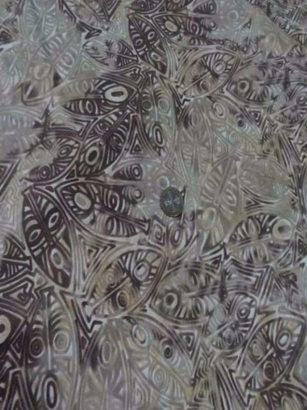 Batik motif masque africain ton beige marron