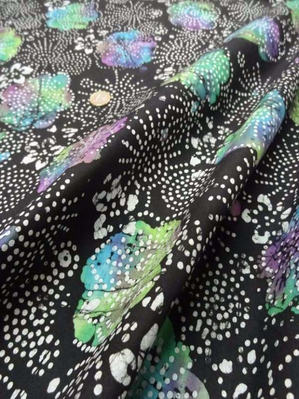 Batik noir motif fleurs rose mauve bleu vert