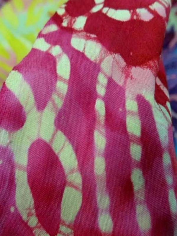 Batik ton rouge jaune bleu