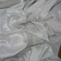 Beau satin blanc legerement casse