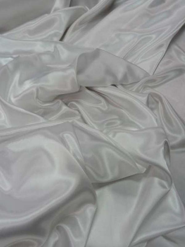 Beau satin blanc legerement casse