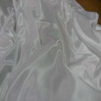 Beau satin blanc legerement casse6