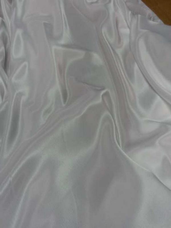Beau satin blanc legerement casse