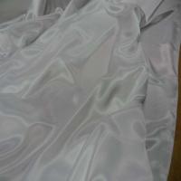 Beau satin blanc legerement casse9