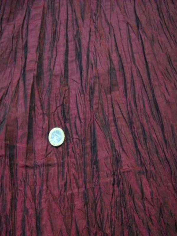 Beau taffetas froisse plisse rouge bordeaux en 1 25m de l