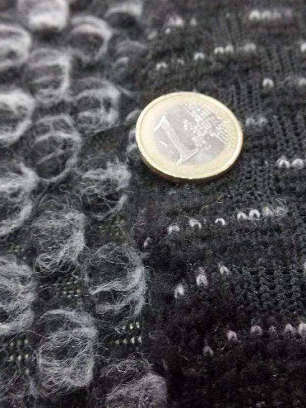 Belle maille de laine façonné ton gris et noir