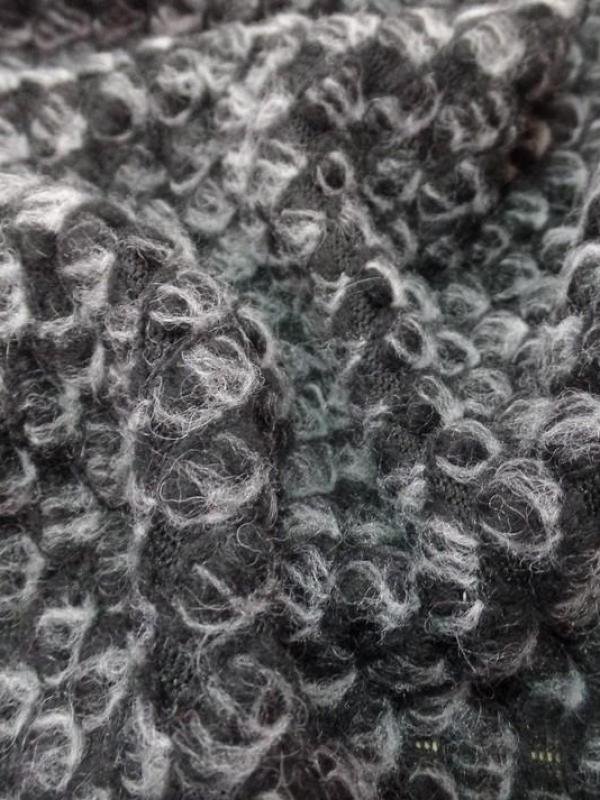 Belle maille de laine façonné ton gris et noir