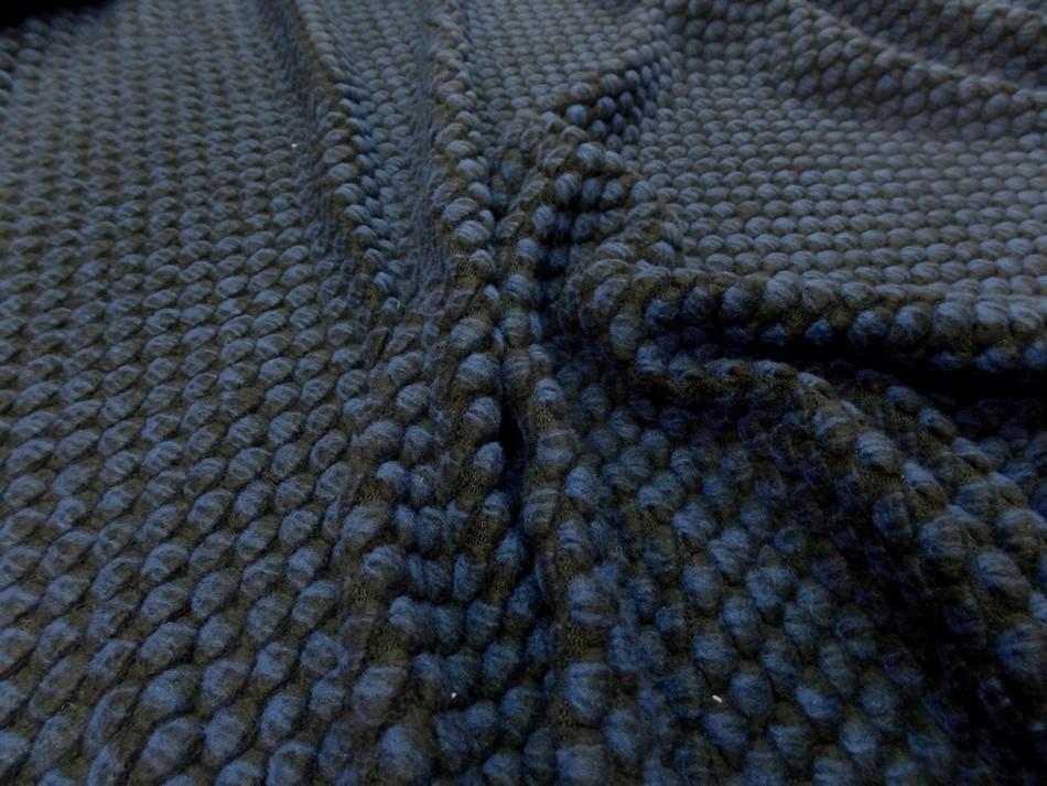 Belle maille de laine façonnée ton bleu et noir