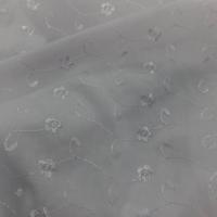 Broderie en coton blanc