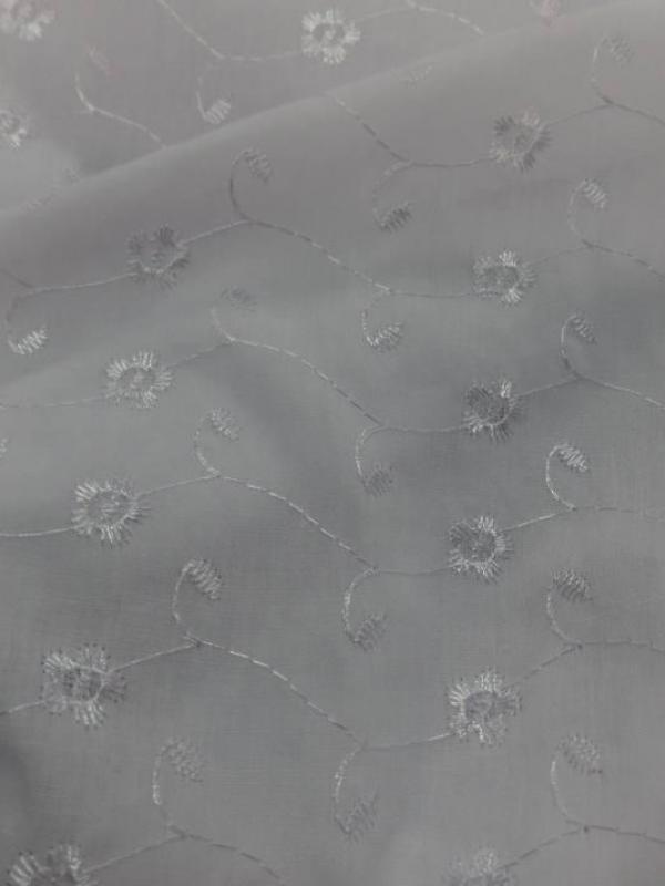 Broderie en coton blanc