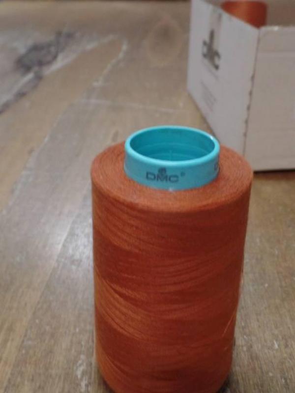 Cone de fil 5000 metres dmc couleur abricot 120 1474s 4358