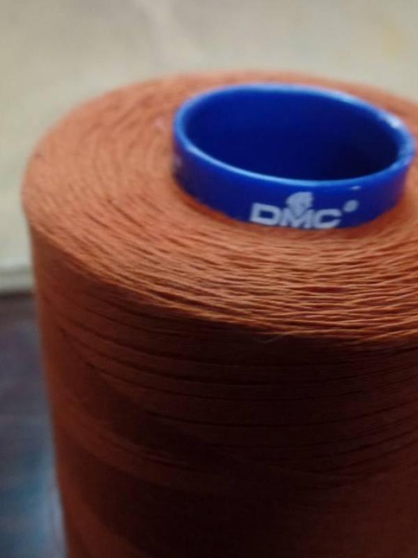 Cone de fil 5000 metres dmc couleur abricot 35 1074 4358