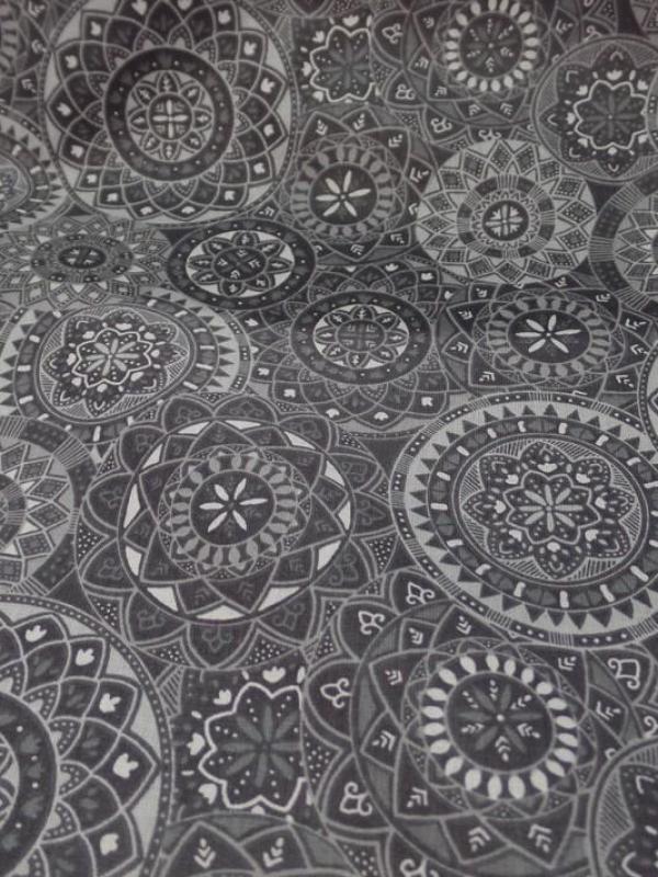 Coton 100 imprime style rosace ton gris en 1 60m de large