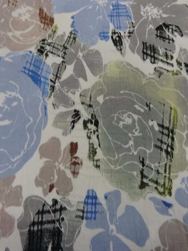 Coton blanc imprime fleurs bleu taupe et gris