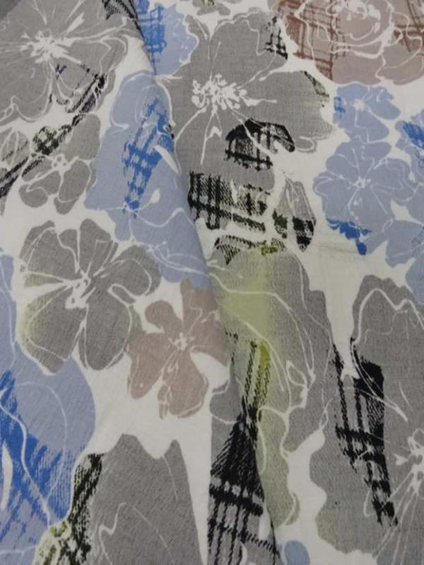Coton blanc imprime fleurs bleu taupe et gris