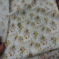 Coton blanc imprime petite fleurs ton de terre 1