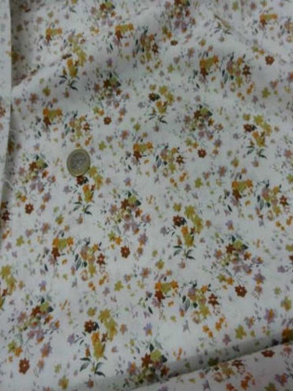 Coton blanc imprime petite fleurs ton de terre