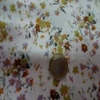 Coton blanc imprime petite fleurs ton de terre0