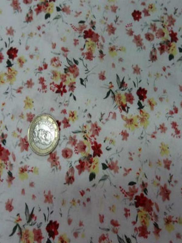 Coton blanc imprime petite fleurs ton rouge en 1 40m