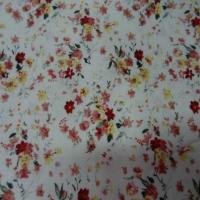Coton blanc imprime petite fleurs ton rouge en 1 40m7
