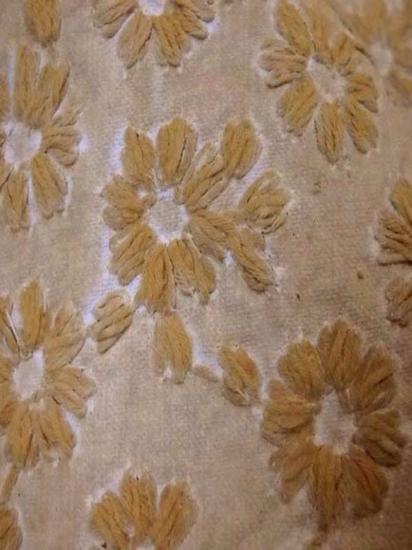 Coton d ameublement ton beige a petite fleurs brode8