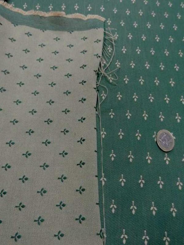 Coton faconne petite fleurs vert a motifs jaune