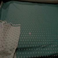 Coton faconne petite fleurs vert a motifs jaune3