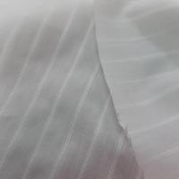 Coton fin blanc casse a rayures brodées