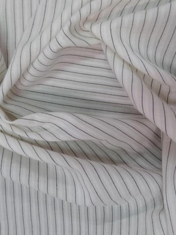 tissu coton fin blanc cassé et noir a rayures brodées