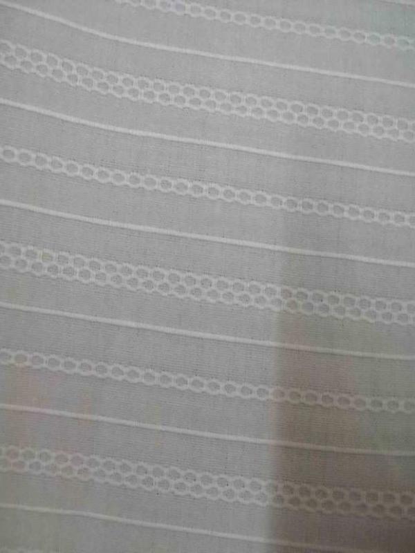 Coton fin blanc casse faconne rayures