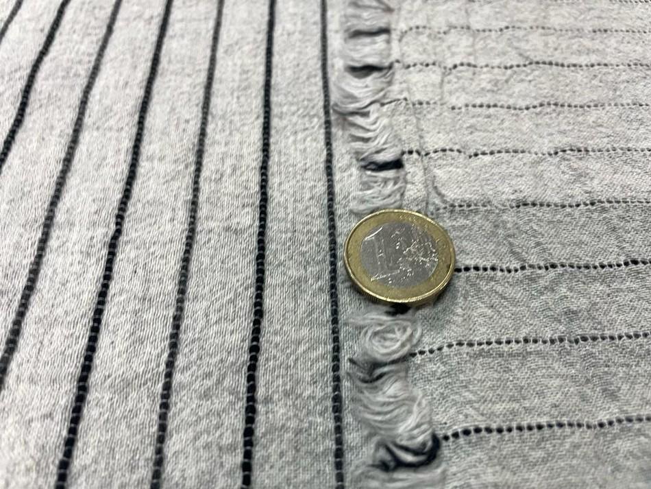 Coton froissé permanent gris clair a rayures noire brodé