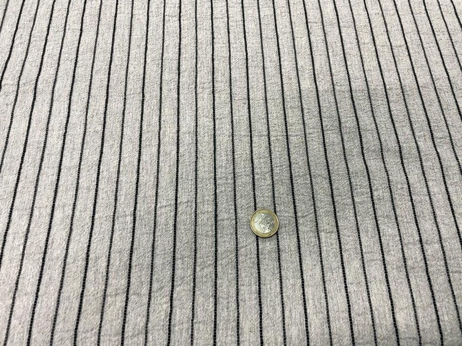 Coton froissé permanent gris clair a rayures noire brodé