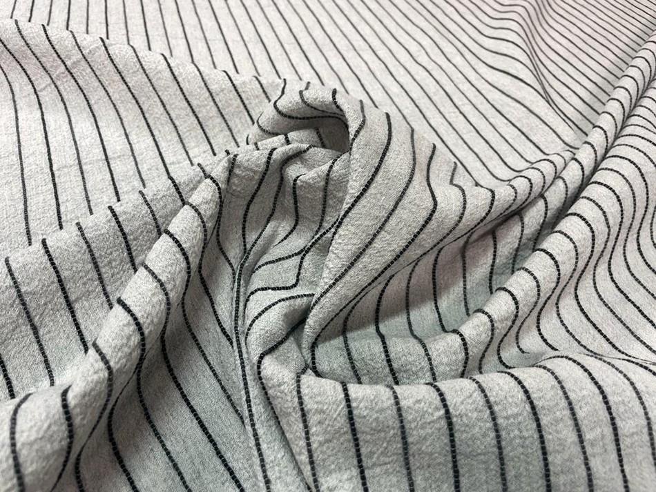 Coton froissé permanent gris clair a rayures noire brodé