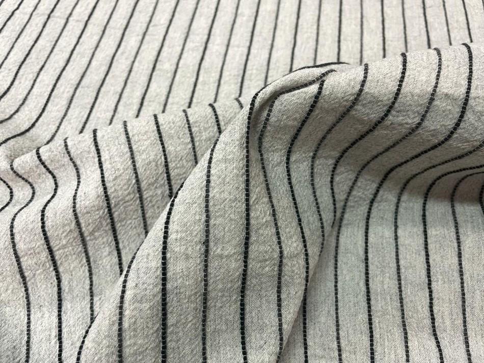 Coton froissé permanent gris clair a rayures noire brodé