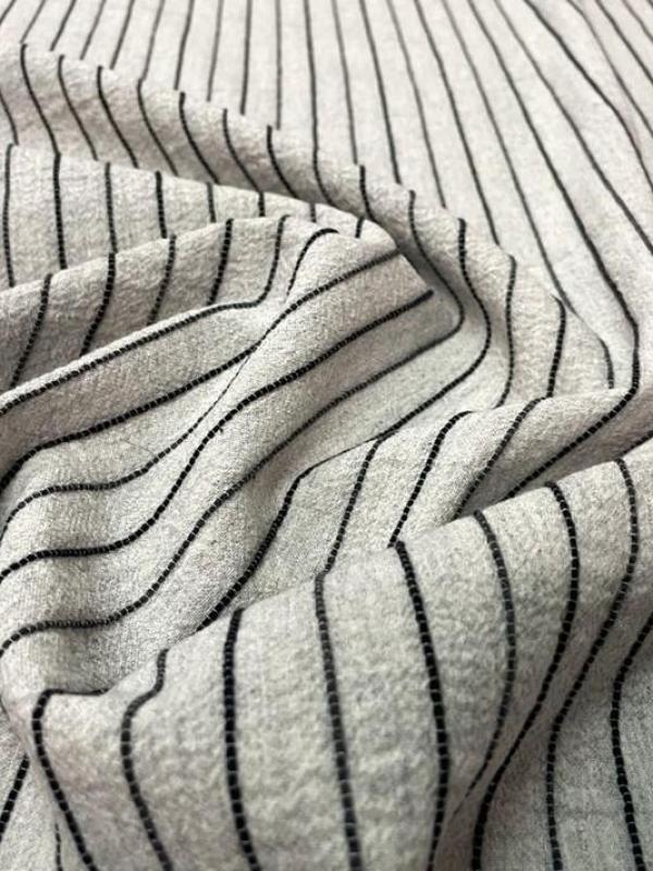 Coton froisse permanent gris clair a rayures noire brodes