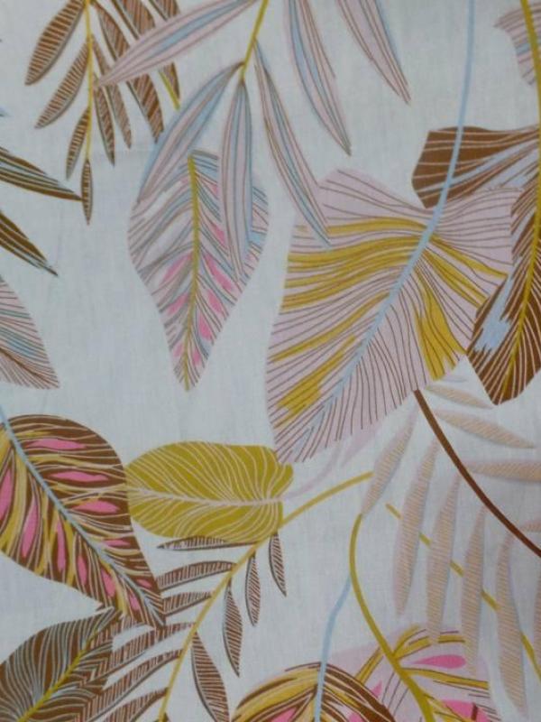 Coton popeline beige imprime feuillages ton marron bleu rose