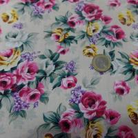 vente de coton popeline beige imprimé rosiers ton rose ,vert et jaune
