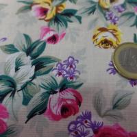 vente de coton popeline beige imprimé rosiers ton rose ,vert et jaune pas cher