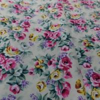 vente de coton popeline beige imprimé rosiers ton rose ,vert et jaune en ligne