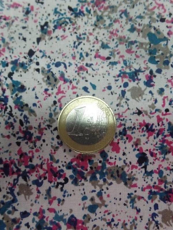 Coton popeline blanc casse imprime liberty ton noir taupe vert et rose