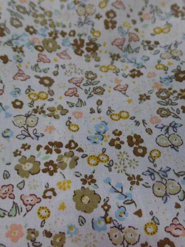 Coton popeline blanche imprime liberty fleurs kaki marron jaune et bleu