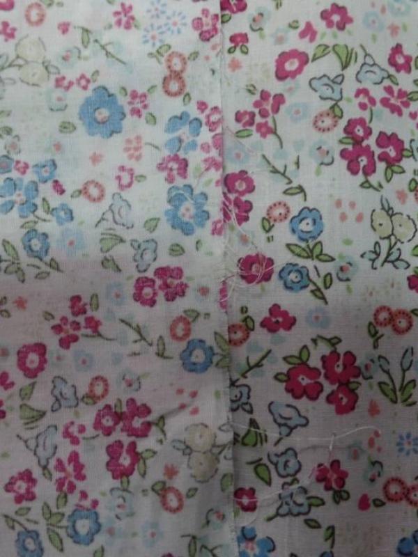 Coton popeline blanche imprime liberty fleurs ton bleu bordeaux et vert