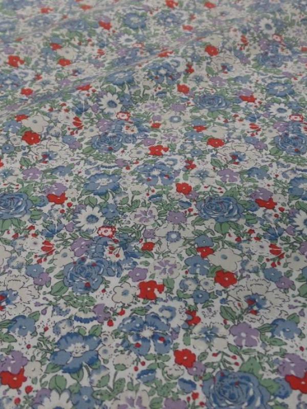 Coton popeline blanche imprime liberty fleurs ton bleu gris et rouge