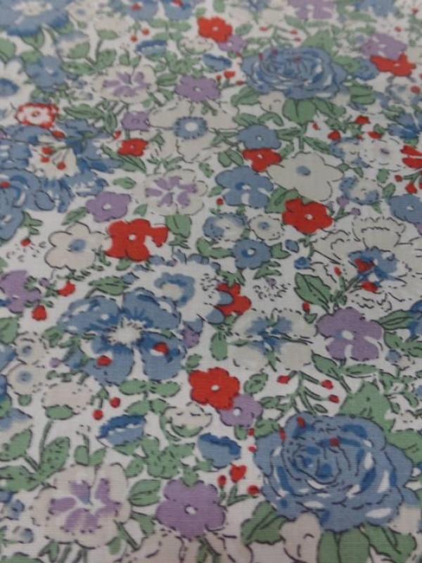 Coton popeline blanche imprime liberty fleurs ton bleu gris et rouge
