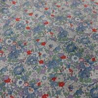 Coton popeline blanche imprime liberty fleurs ton bleu gris et rouge8