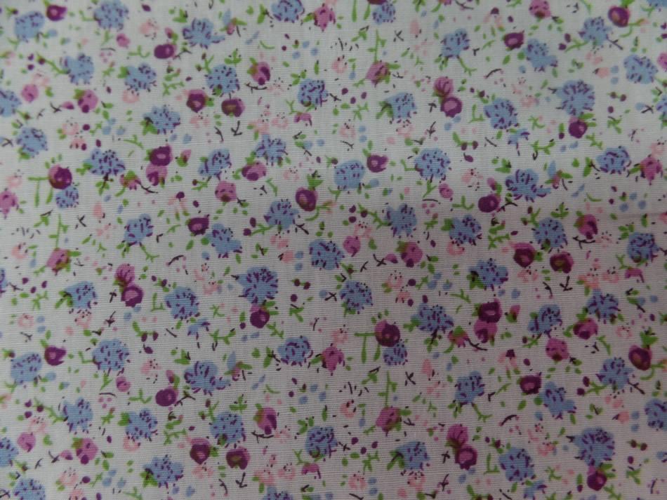 tissu coton popeline blanche imprimé liberty fleurs ton bleu ,rose ,bordeaux