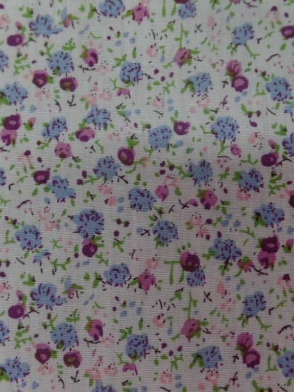 Coton popeline blanche imprime liberty fleurs ton bleu rose bordeaux